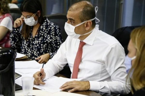 secretário de Saúde do Rio de Janeiro, Edmar Santos, testa positivo para o novo coronavírus
