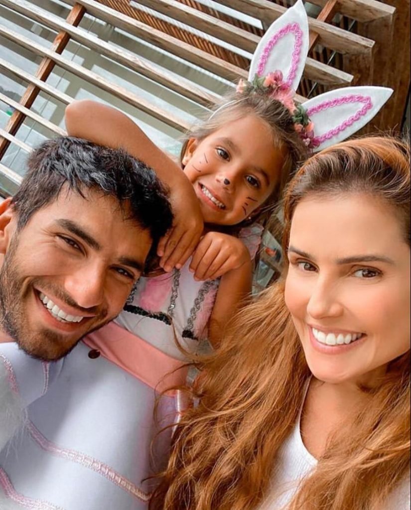 Deborah Secco, Hugo Moura e a filha Maria Flor sApp-Image-2020-04-16-at-10.06.49-AM