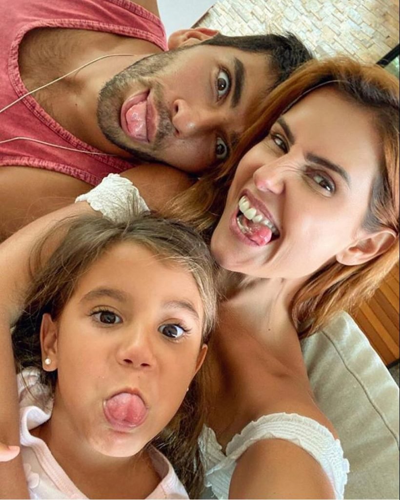 Deborah Secco, Hugo Moura e a filha Maria Flor sApp-Image-2020-04-16-at-10.06.49-AM