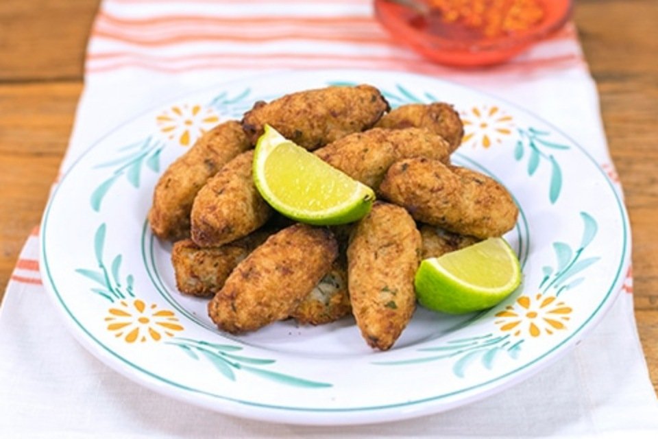 Pronto em 30 minutos prepare um bolinho de bacalhau crocante Metrópoles