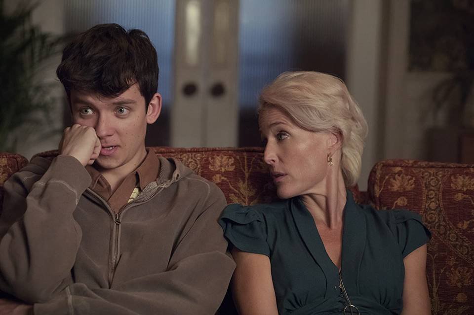 Asa Butterfield e Gillian Anderson na série Sex Education, da Netflix