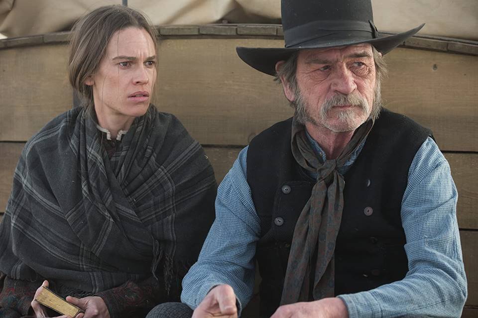 Hilary Swank e Tommy Lee Jones no filme Dívida de Honra (2014)