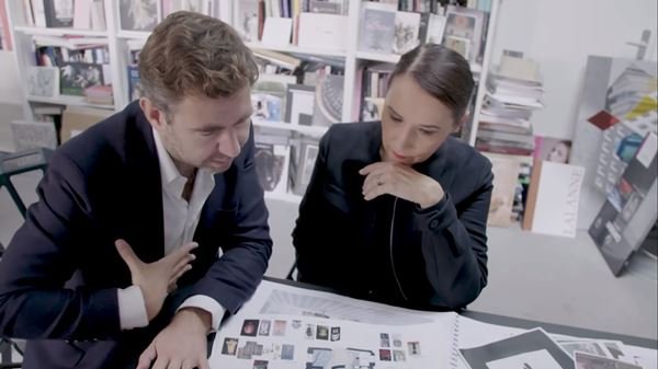 Cena de documentário gratuito sobre a megaexposição Christian Dior: Designer de Sonhos
