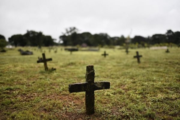 Segundo funcionários, familiares não estão frequentando o cemitério com o isolamento social