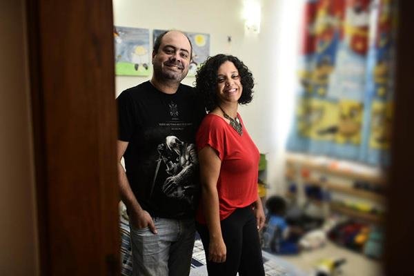Com videochamadas, ligações e cartas família preserva contato com crianças para adoção