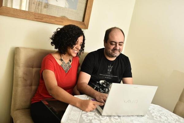 Com videochamadas, ligações e cartas família preserva contato com crianças para adoção