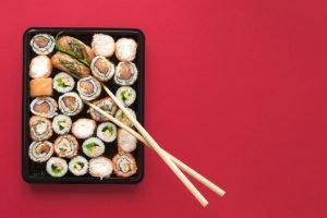 Composição de sushi em um fundo vermelho
