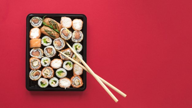 Composição de sushi em um fundo vermelho
