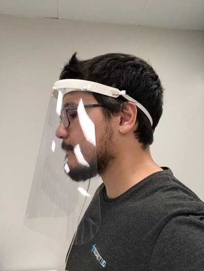 estudante usando face shield