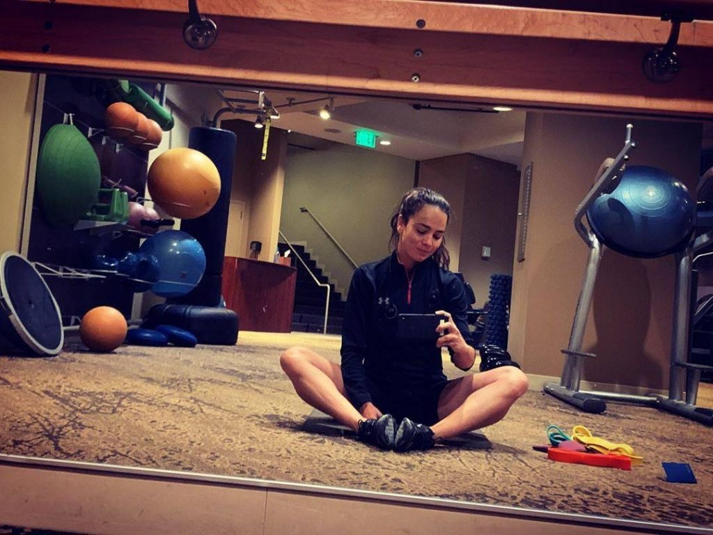 Alice Braga malhando