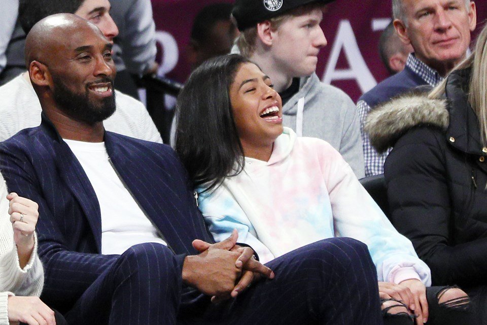 Kobe Bryant e Gianna sorrindo