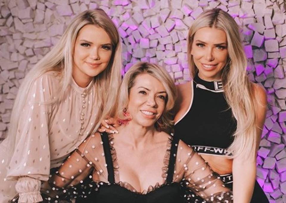 Marcela McGowan, irmã Mariane McGowan e mãe