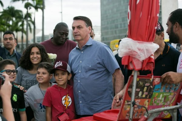Bolsonaro cumprimenta apoiadores em frente ao Palácio do Planalto
