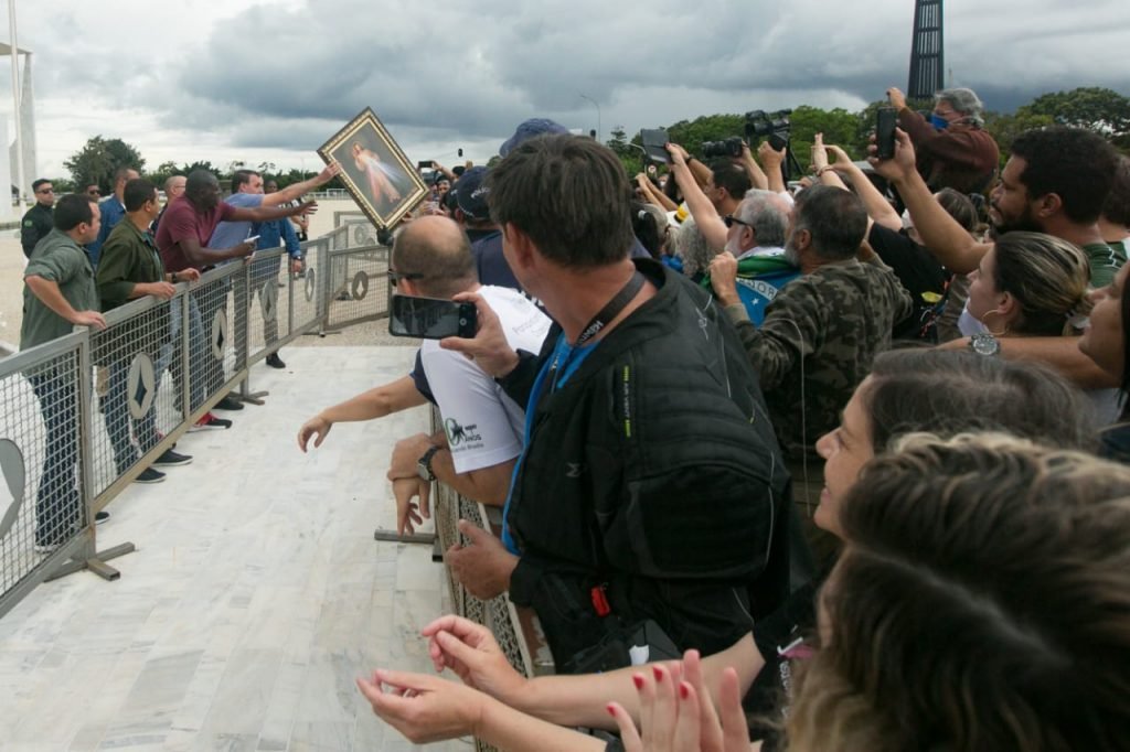 Bolsonaro cumprimenta apoiadores em frente ao Palácio do Planalto