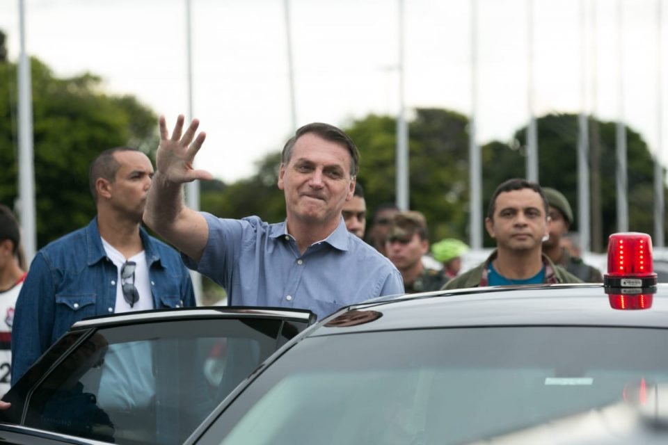 Bolsonaro cumprimenta apoiadores em frente ao Palácio do Planalto