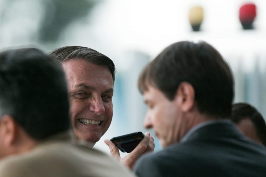 Bolsonaro cumprimenta apoiadores em frente ao Palácio do Planalto