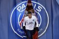 Thiago Silva saindo do escudo do PSG