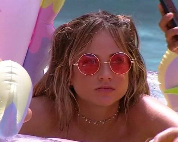 Gabi Martins de óculos e na piscina no BBB20