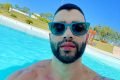 Gusttavo Lima dentro de sua enorme piscina