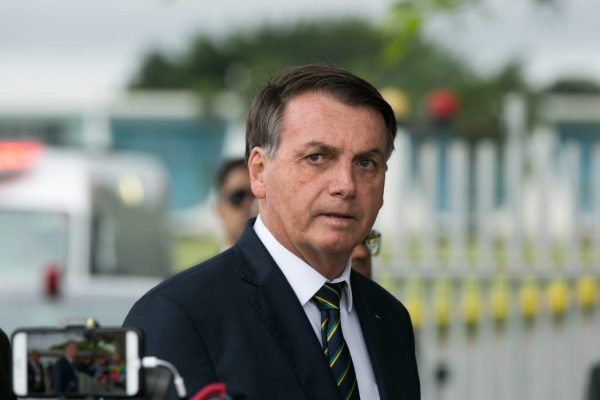 Irritado, Bolsonaro amea�a acabar com &quot;cercadinho&quot; na porta do Alvorada