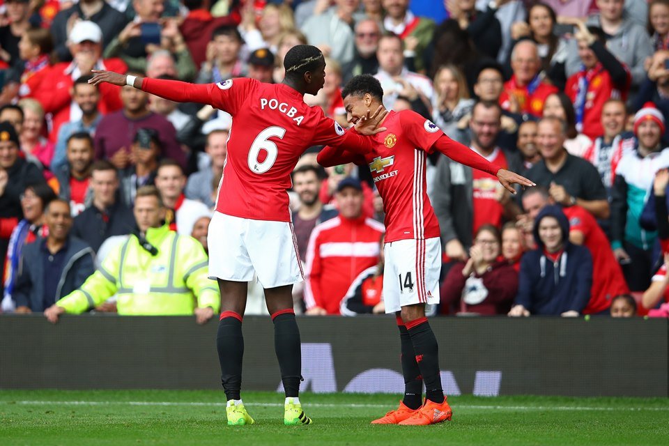 Pogba e Lindgard comemoram gol