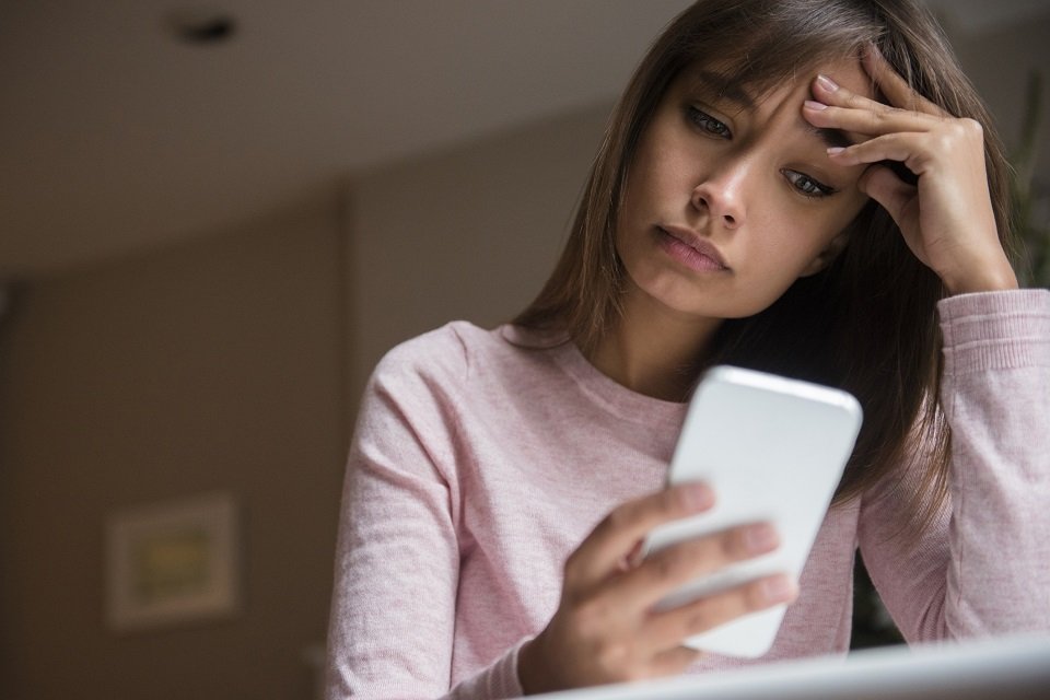 mulher celular tecnologia