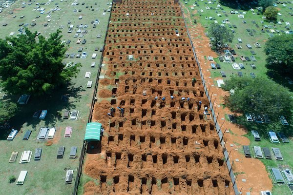 Covas do cemitério de Taguatinga para receber vítimas do coronavírus