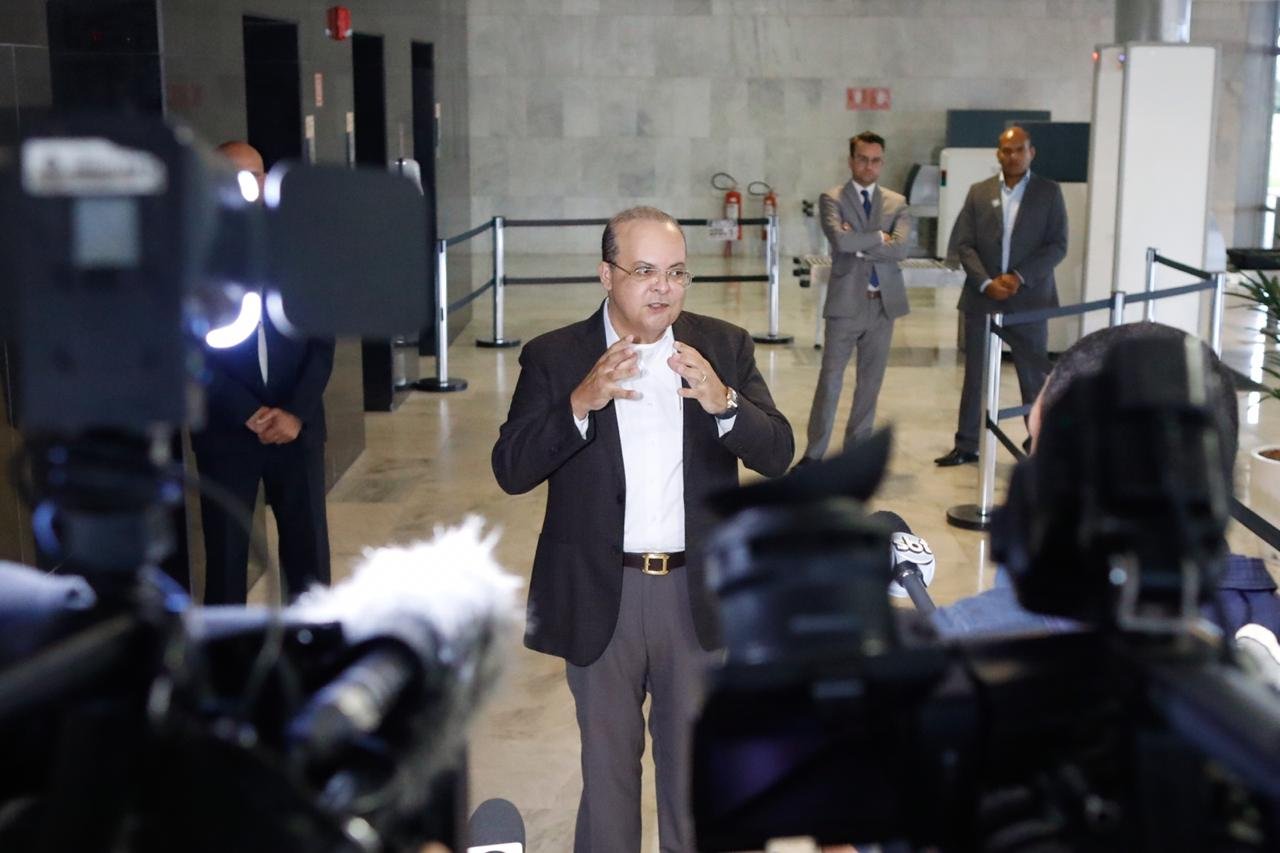Governador Ibaneis Rocha fala com a imprensa na saída oeste do Palácio do Planalto após conversa com o presidente Bolsonaro sobre reabertura das escolas e comércios. Fotos Igo Estrela/Metrópoles