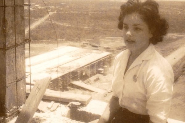 Mercedes Urquiza, pioneira, no 28°andar do Congresso. com o Palacio do Planalto em obras aos pés