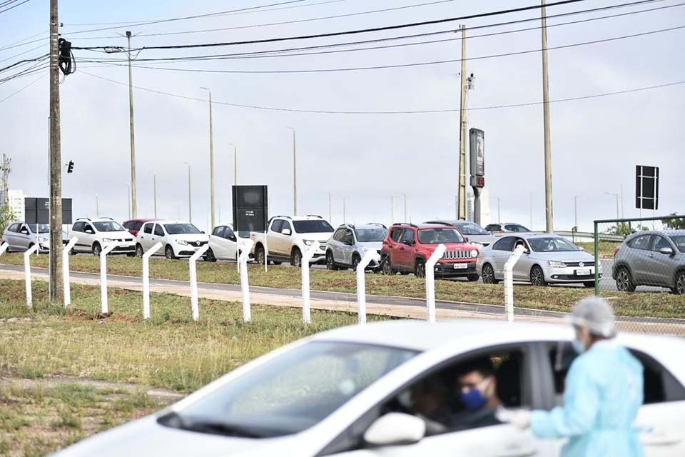 Uma fila de carros se formou para fazer o teste do novo coronavírus