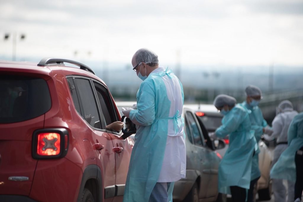 As pessoas nem precisaram sair do carro para poder realizar o exame da Covid-19