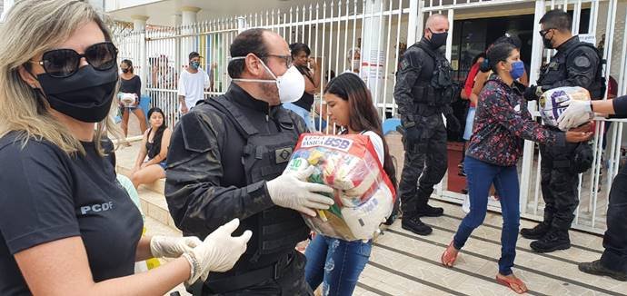 Policiais civis se unem para doar 10 toneladas de alimentos a famílias carentes no DF