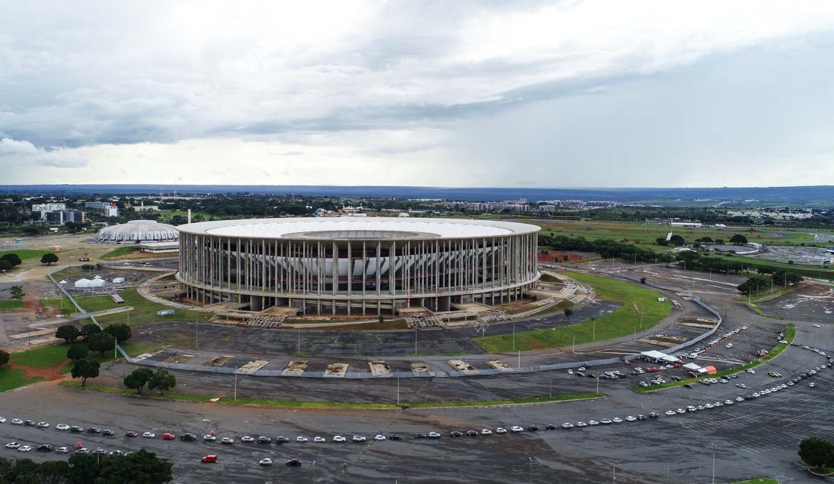 Fila de carros no Mané Garrincha para testagem covid 19 coronarirus brasilia