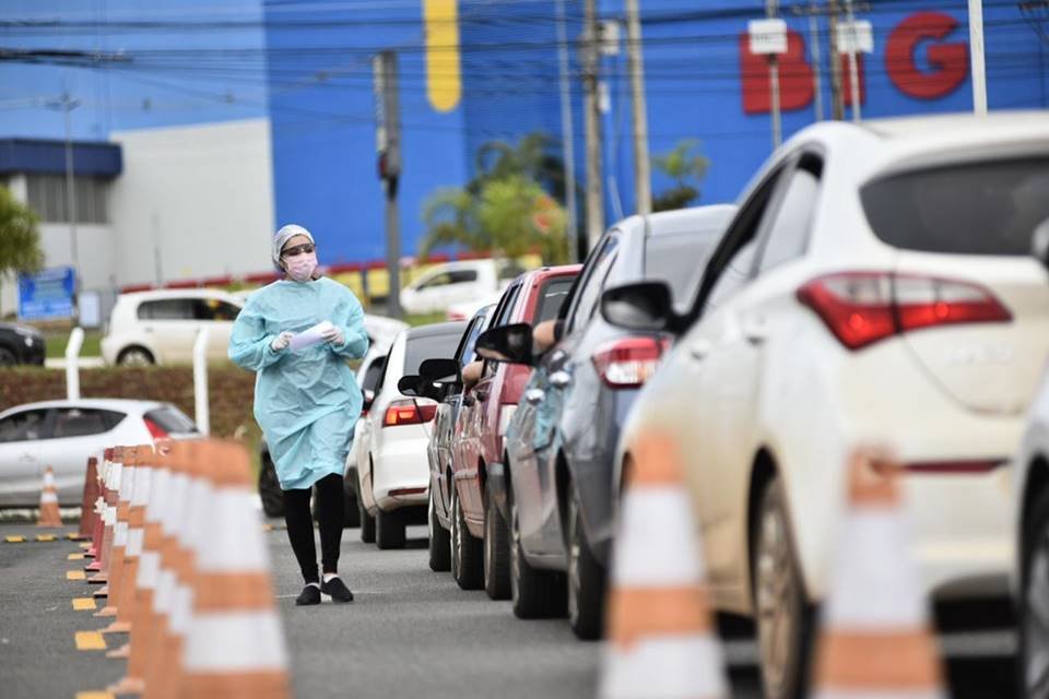 Fila de carros era muito maior nesta quarta (22/04) do que no primeiro dia de exames