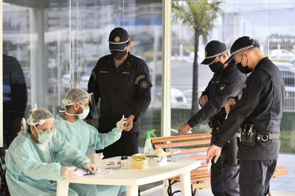 Policiais militares também fazem o teste: preocupação com as forças de segurança
