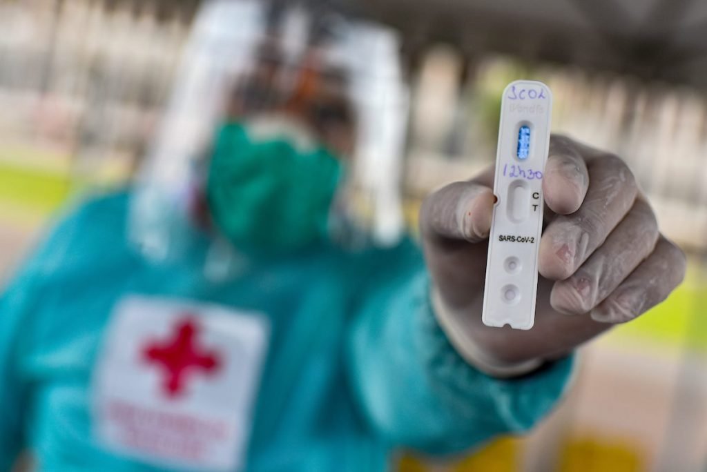 Técnico apresenta teste de Covid-19 em posto de testagem rápida