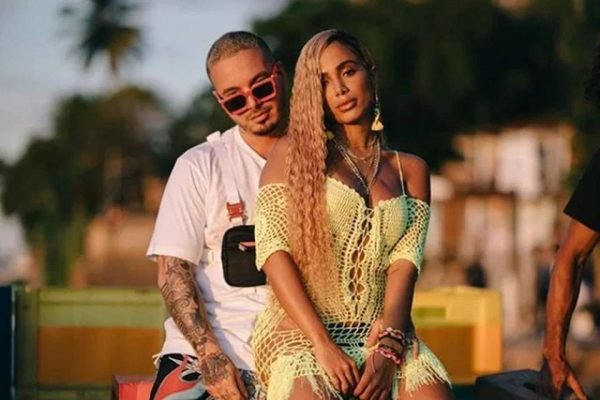 Anitta rebola em vídeo com calça Louis Vuitton que custa R$ 6.750 -  21/09/2019 - UOL Universa