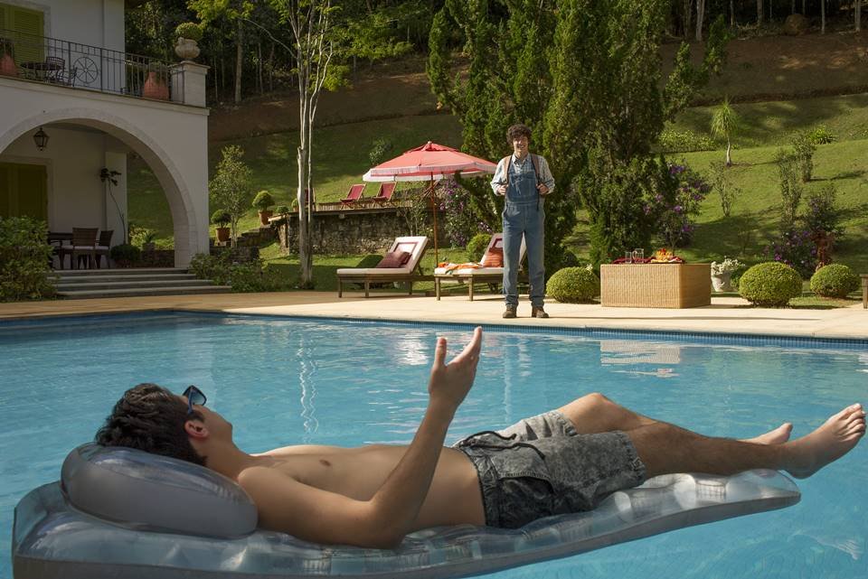 Cena do filme RICOS DE AMOR da Netflix