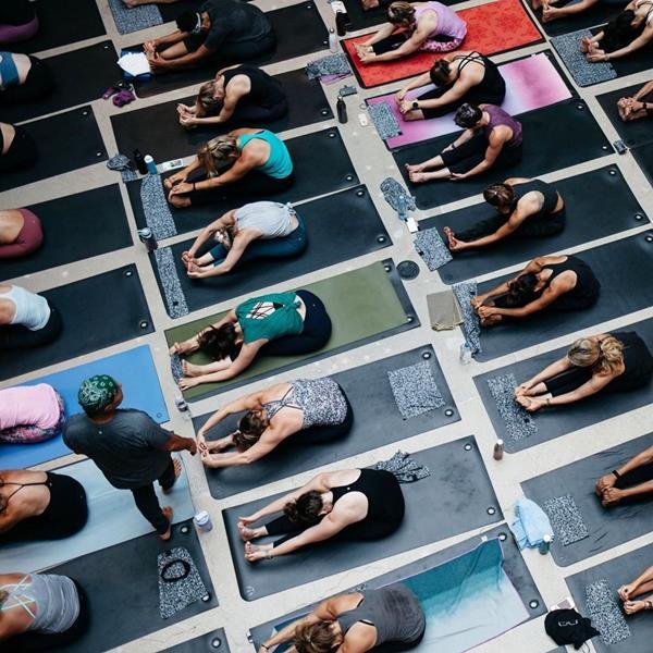 Pessoas praticando ioga com peças da marca canadense Lululemon