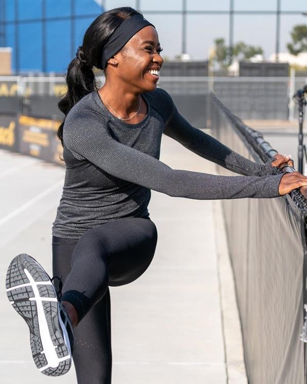 Mulher se exercitando com peças da marca canadense Lululemon