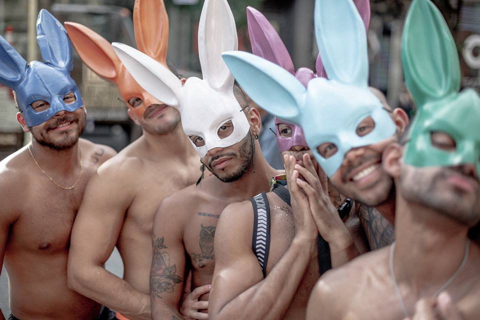homens gays com fantasia