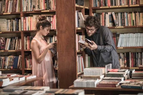 Sophie Charlotte e Emilio Dantas em uma biblioteca