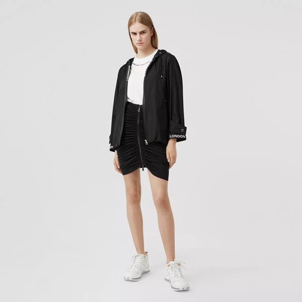 Modelo no lookbook da coleção ReBurberry Edit
