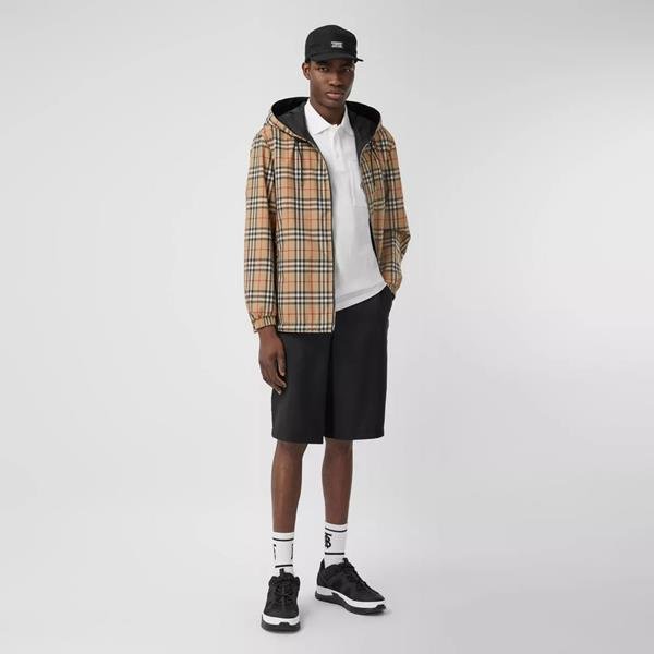 Modelo no lookbook da coleção ReBurberry Edit