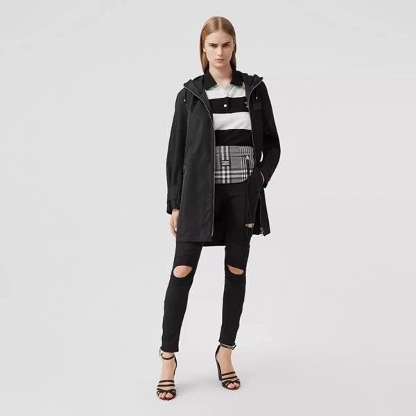 Modelo no lookbook da coleção ReBurberry Edit
