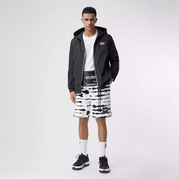 Modelo no lookbook da coleção ReBurberry Edit