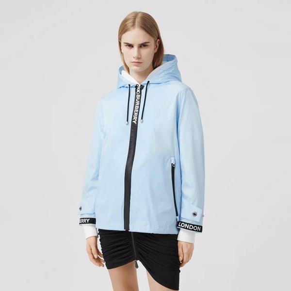 Modelo no lookbook da coleção ReBurberry Edit