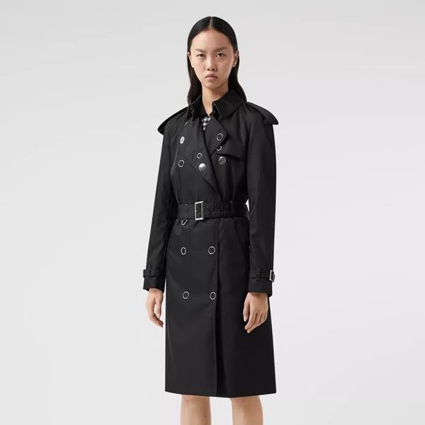 Modelo no lookbook da coleção ReBurberry Edit