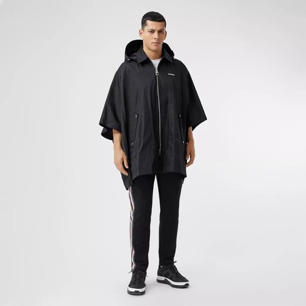 Modelo no lookbook da coleção ReBurberry Edit