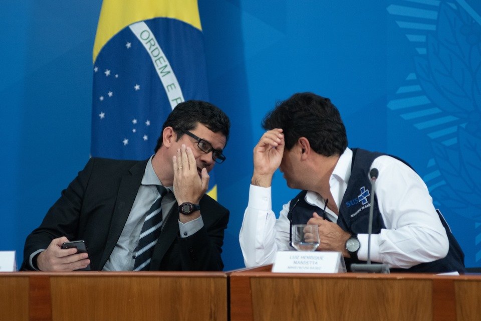 Mandetta posta foto com Moro e parabeniza ministro após demissão